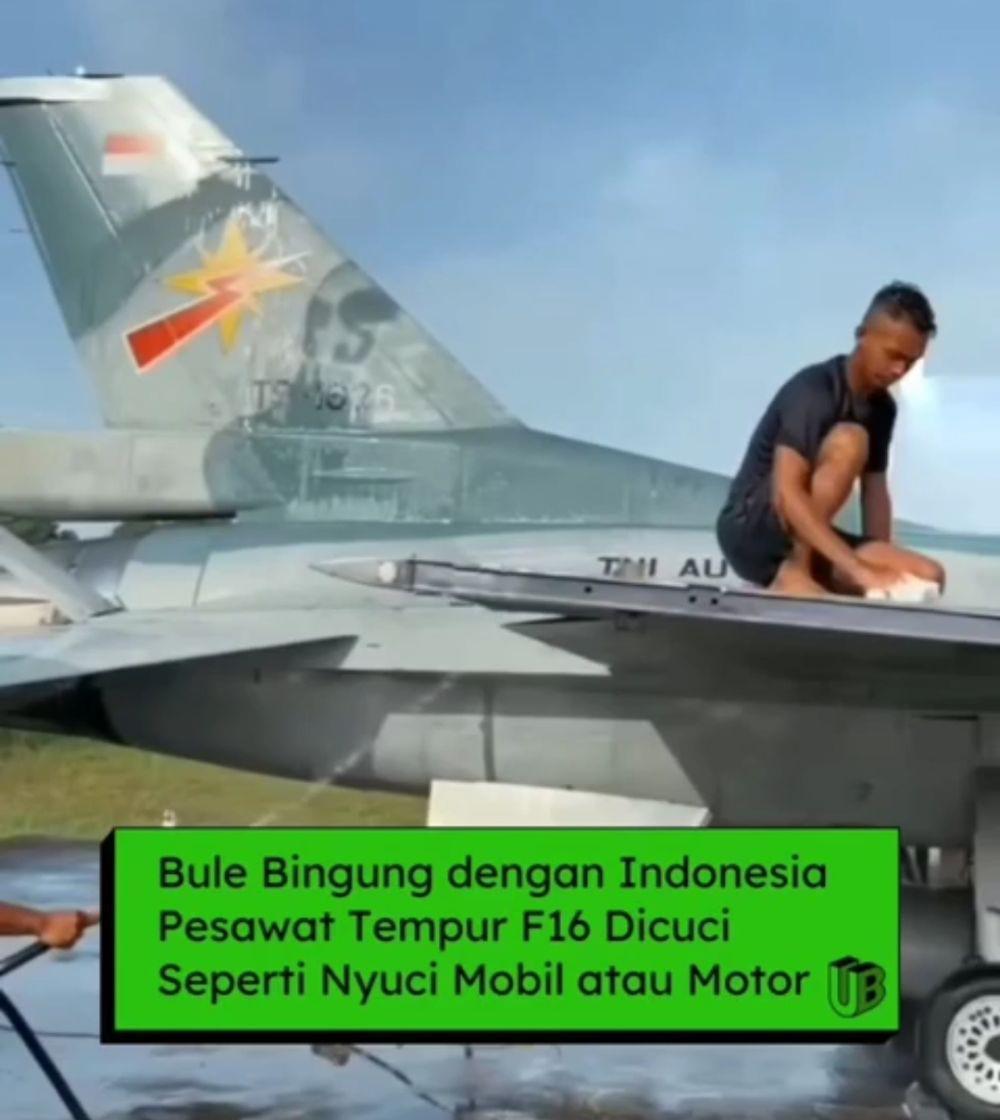 Viral! Prajurit TNI AU Cuci Jet Tempur F-16 Secara Manual