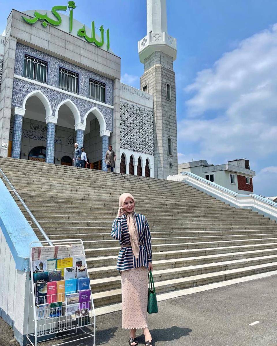 Ide Outfit Formal ala Ayana Moon (instagram.com/xolovelyayana)