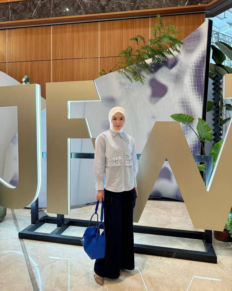 Ide Outfit Formal ala Ayana Moon (instagram.com/xolovelyayana)