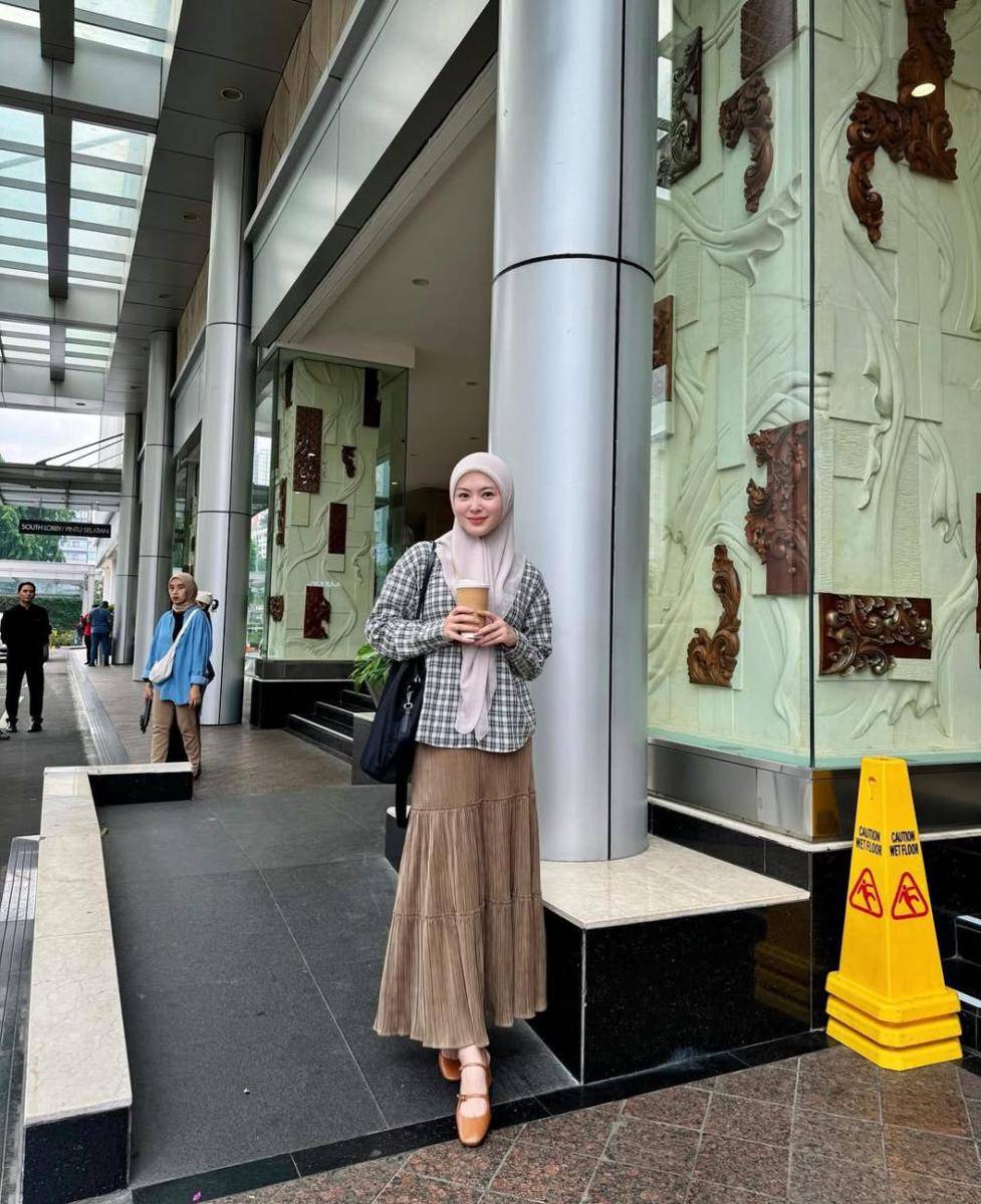 Ide Outfit Formal ala Ayana Moon (instagram.com/xolovelyayana)