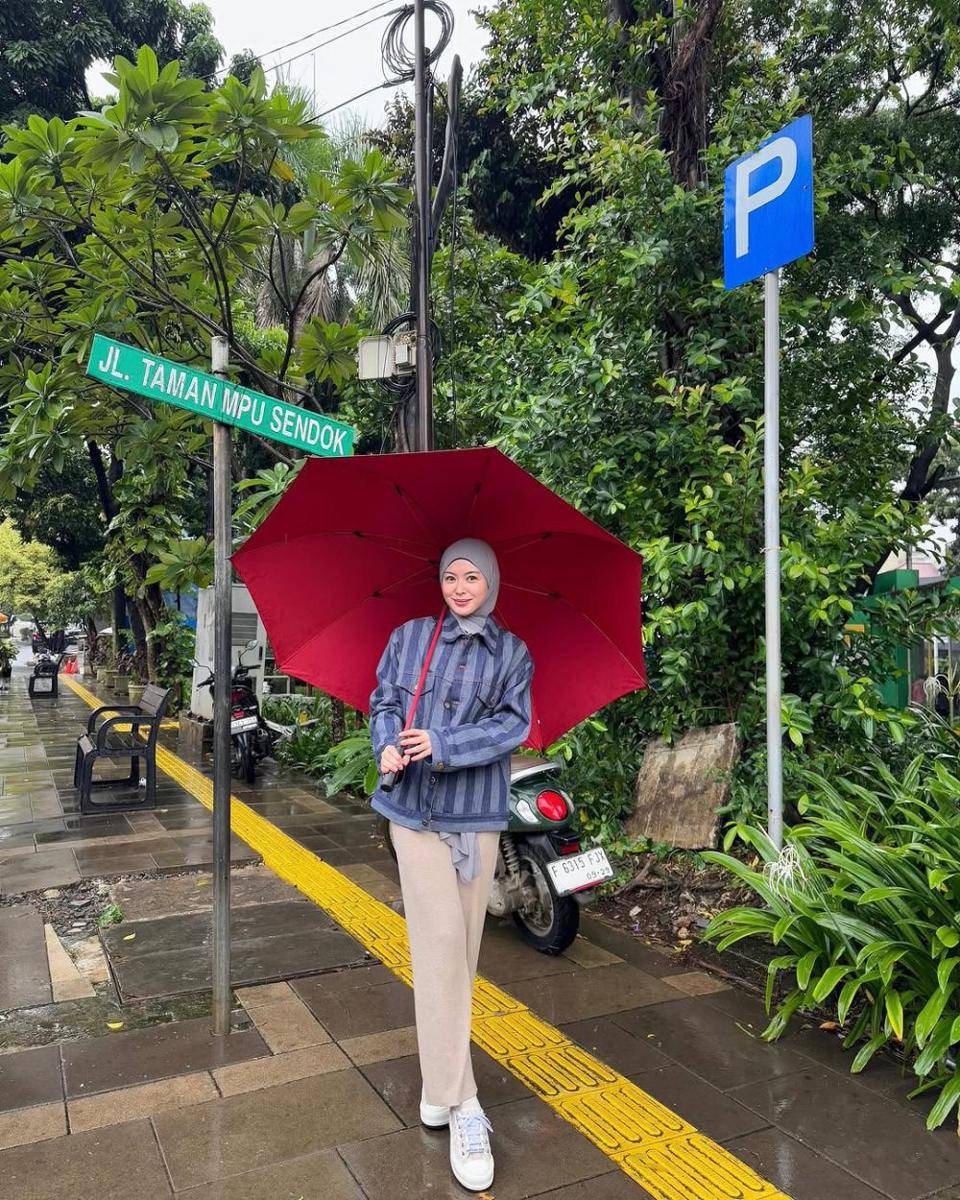 Ide Outfit Formal ala Ayana Moon (instagram.com/xolovelyayana)