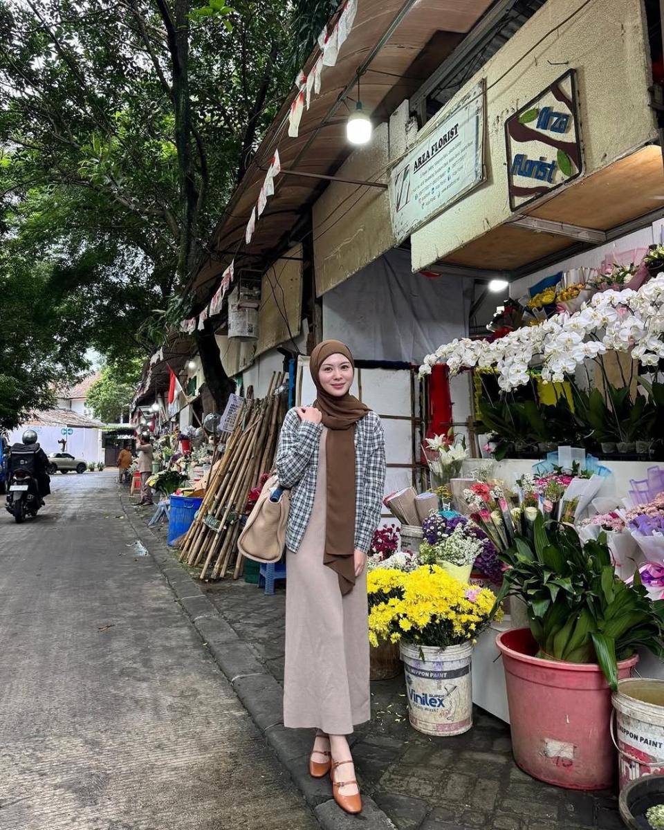 Ide Outfit Formal ala Ayana Moon (instagram.com/xolovelyayana)