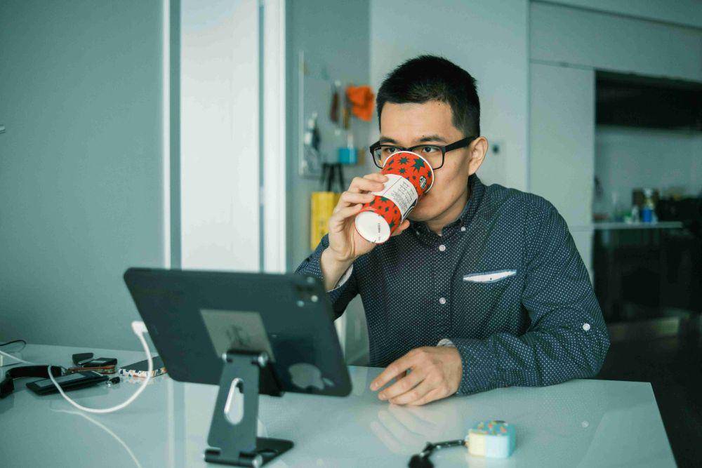 ilustrasi cowok nerd (unsplash.com/Steve Ding)