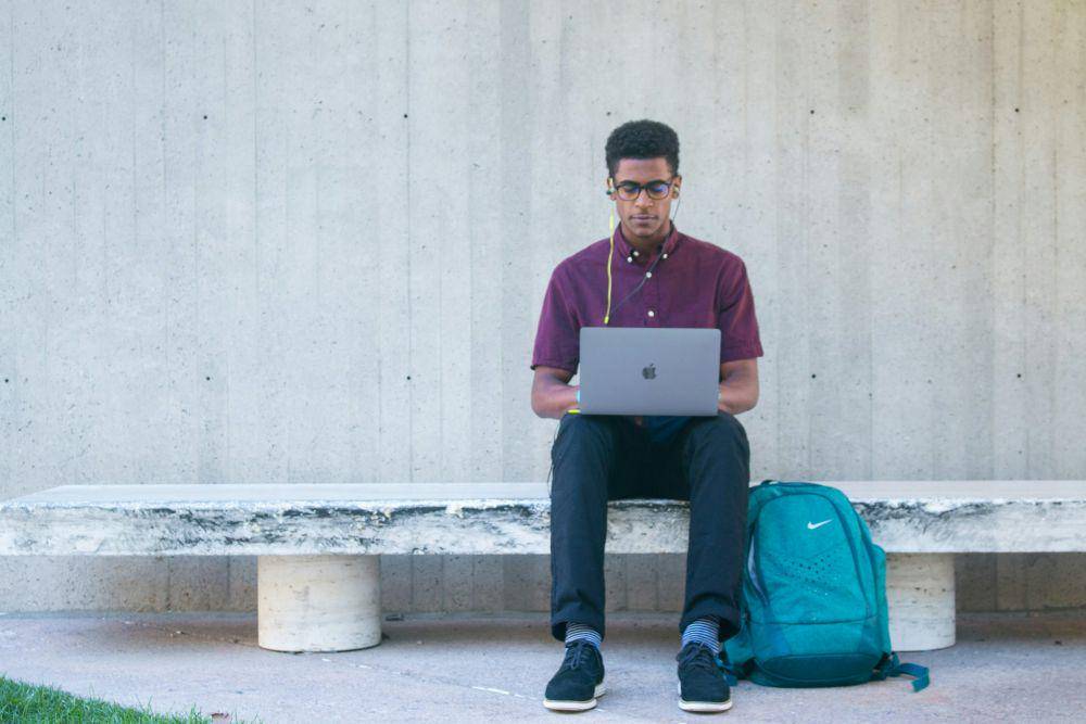 ilustrasi cowok nerd (unsplash.com/The Jopwell Collection)