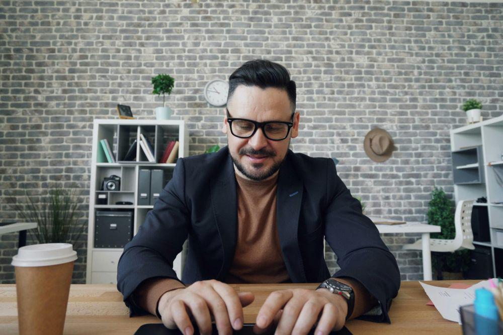5 Hal yang Harus Kamu Ketahui Sebelum Pacaran dengan Cowok Nerd
