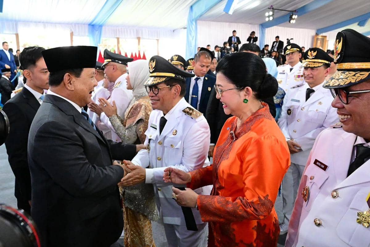 Presiden Prabowo bersalaman dengan Gubernur Jakarta, Pramono Anung dalam pelantikan kepala daerah