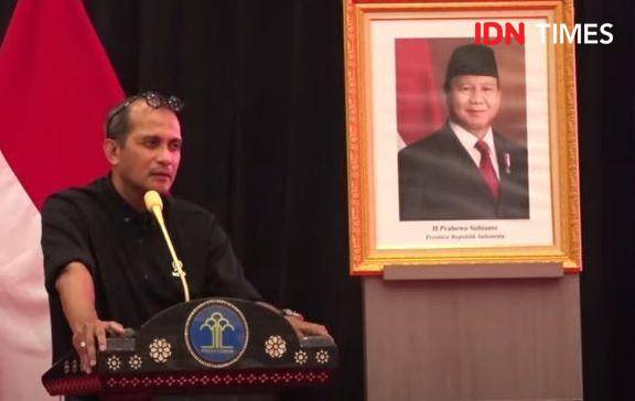 Wakil Menteri Hukum (Wamenkum) Edward Omar Sharif Hiariej dengan latar belakang foto Presiden Prabowo Subianto.(IDN Times/Foto : Tangkapan layar@BKSDMKemenkum)