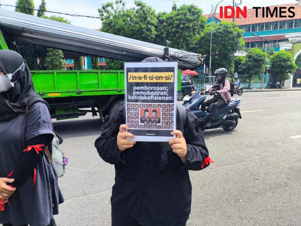 Aksi 'Indonesia Gelap' di Surabaya Dibubarkan Hujan