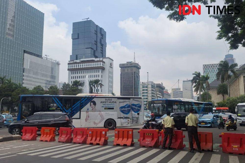 Jalan Merdeka Barat arah Istana Negara ditutup jelang aksi demonstrasi 'Indonesia Gelap' pada Jumat (21/2/2025). (IDN Times/Lia Hutasoit)