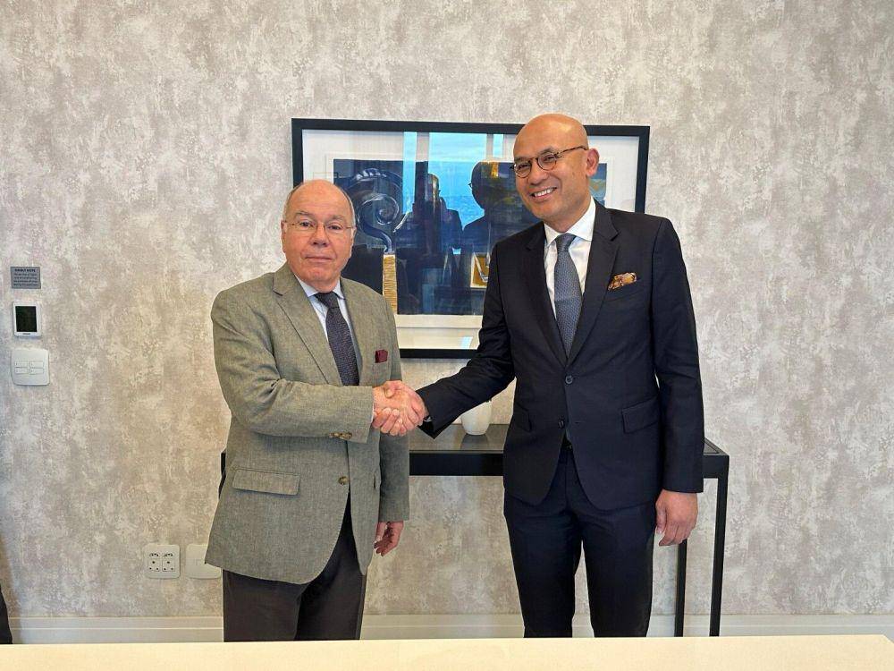 Wamenlu Arrmanatha (kanan) dan Menlu Brasil Mauro Vieira di sela FMM G20 di Johannesburg, Afrika Selatan. (dok. Kemlu)