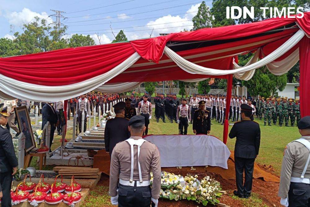 Jenazah Komjen Purn Syafruddin dimakamkan di TMP Kalibata pada Jumat (21/2/2025). (IDN Times/Tino)