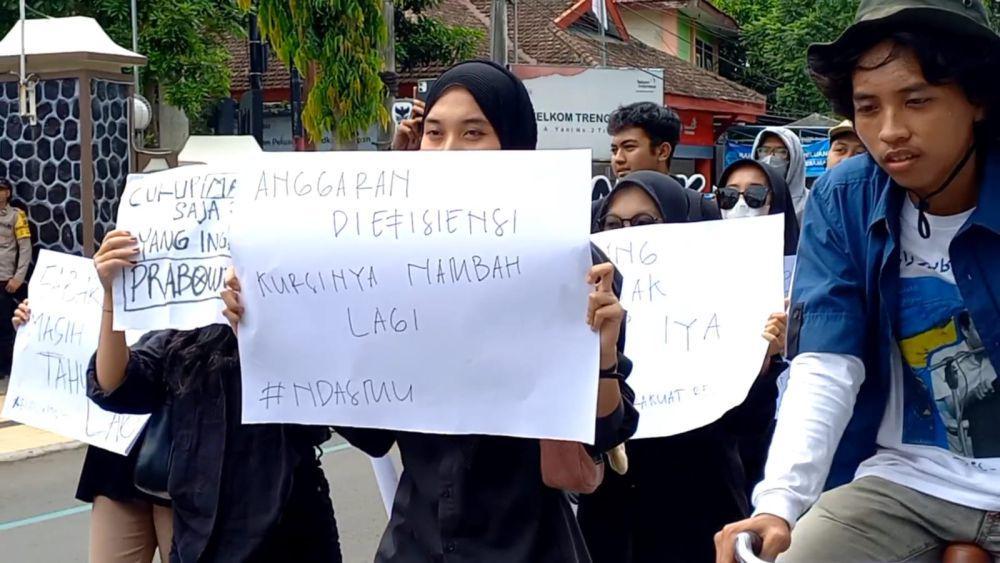 Mahasiswa di Trenggalek Gelar Aksi Tolak Program MBG