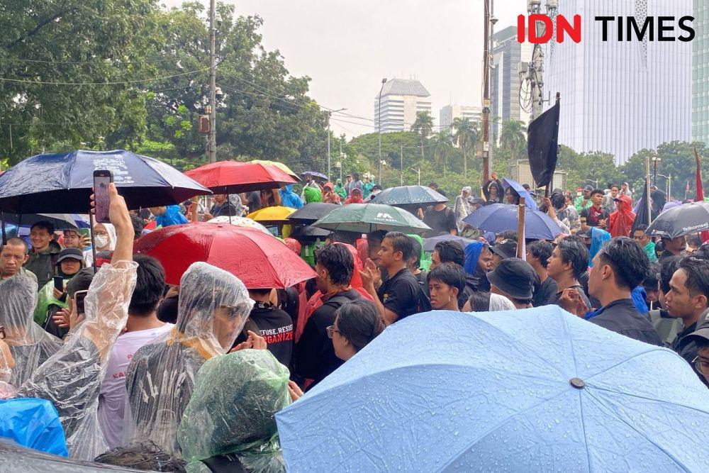Hujan dan Langit Gelap saat Aksi Indonesia Gelap Sore Ini, Massa Bertahan