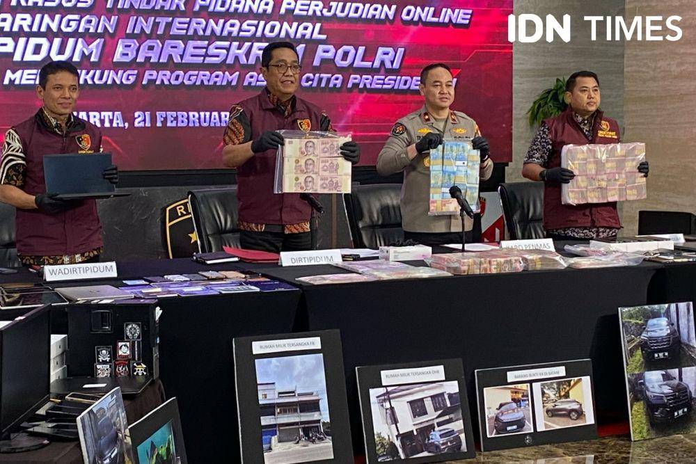 Direktorat Tindak Pidana Umum (Dittipidum) Bareskrim Polri mengungkap tindak pidana perdagangan orang (TPPO) dan judi online jaringan internasional. (IDN Times/Irfan Fathurohman)