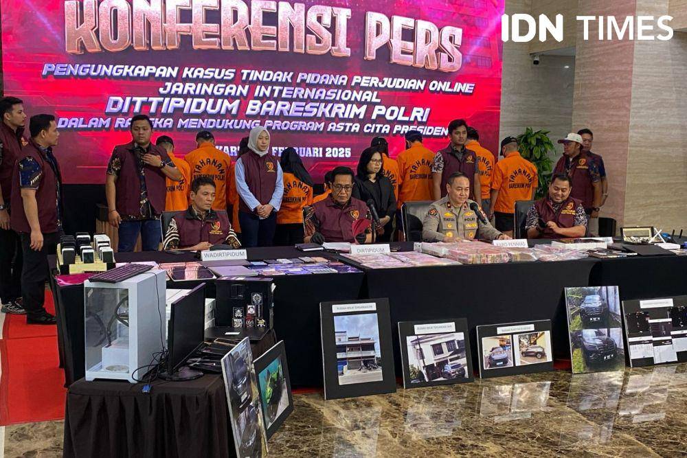 Direktorat Tindak Pidana Umum (Dittipidum) Bareskrim Polri mengungkap tindak pidana perdagangan orang (TPPO) dan judi online jaringan internasional. (IDN Times/Irfan Fathurohman)