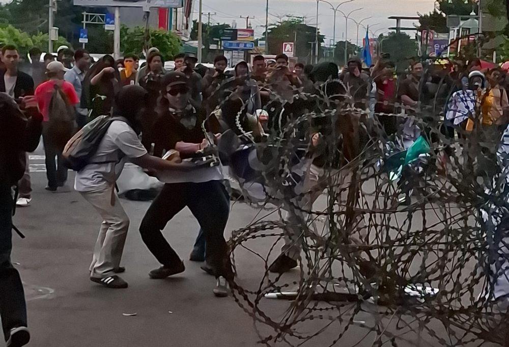 Aksi Indonesia Gelap di Makasaar Ricuh depan Gerbang DPRD Sulsel