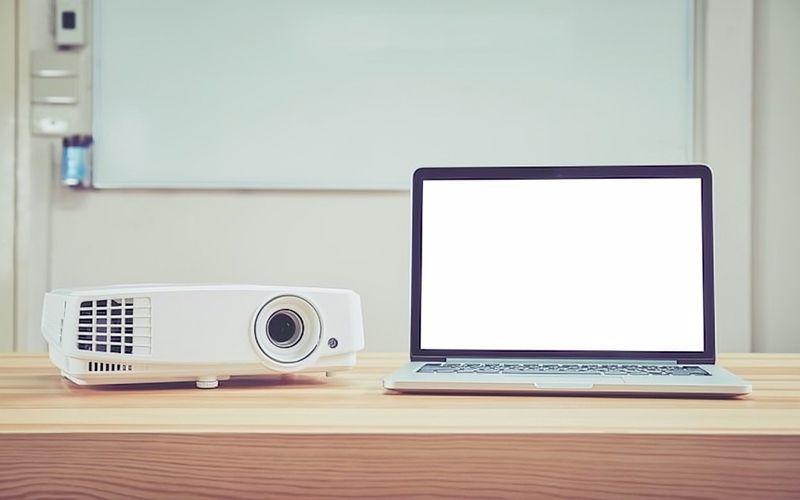 5 Cara Menghubungkan Laptop ke Proyektor di Windows 10 dan 11