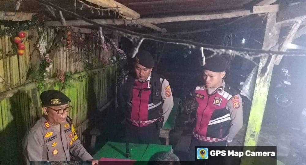 Polres Musi Rawas saat menggerebek sejumlah warung penjual miras. (dok. Polres Musi Rawas)