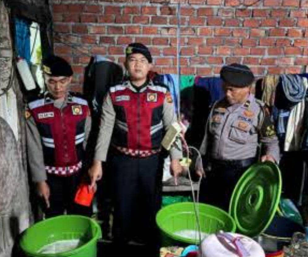 Polres Musi Rawas saat menggerebek sejumlah warung penjual miras. (dok. Polres Musi Rawas)