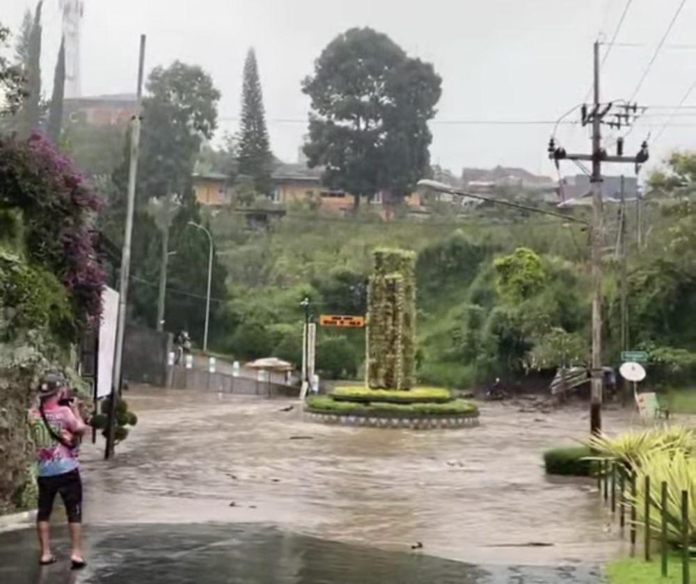 Kawasan Wisata Selecta Kota Batu Dilanda Banjir