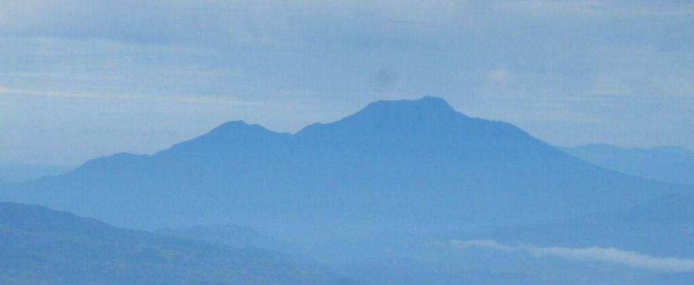 ilustrasi gunung talamau (commons.wikimedia.org/MichaelJLowe)