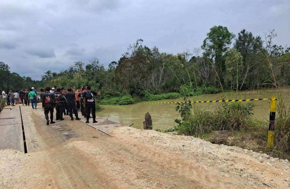 Bawa 32 Orang, Truk Colt Diesel Terjun ke Sungai di Riau