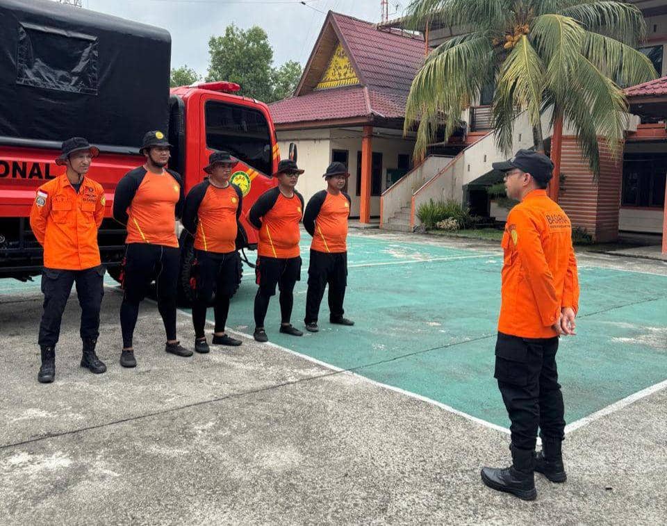 Tim Basarnas saat bersiap-siap untuk melakukan pencarian korban yang belum ditemukan di Sungai Segati (IDN Times/ dok Basarnas)