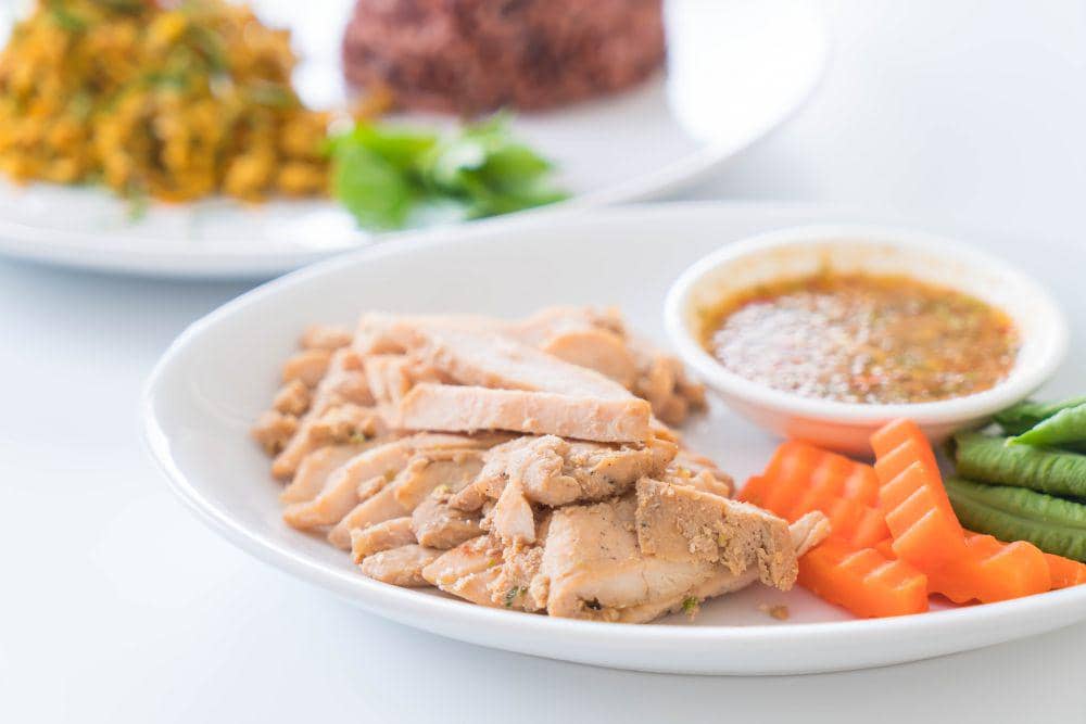 ilustrasi dada ayam panggang dengan sayuran 