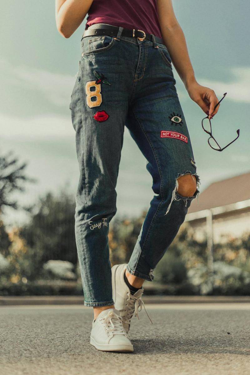 ilustrasi celana jeans dengan patch bordir (unsplash.com/Alicia Petresc)