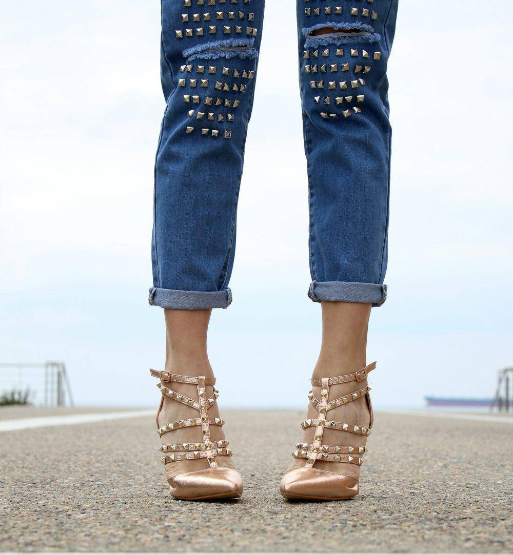ilustrasi celana jeans dengan ornamen spike piramida (unsplash.com/Apostolos Vamvouras)