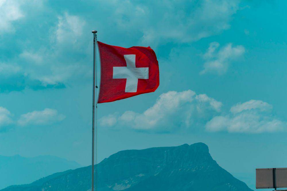 bendera Swiss (unsplash.com/Marco Pregnolato)