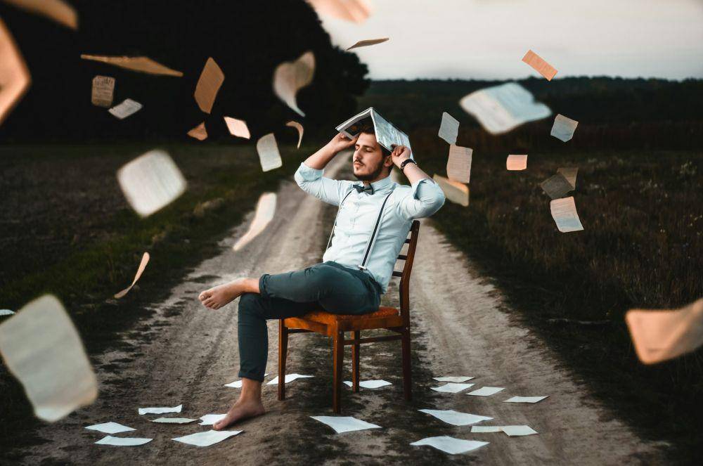 ilustrasi kutu buku (unsplash.com/Dmitry Ratushny)