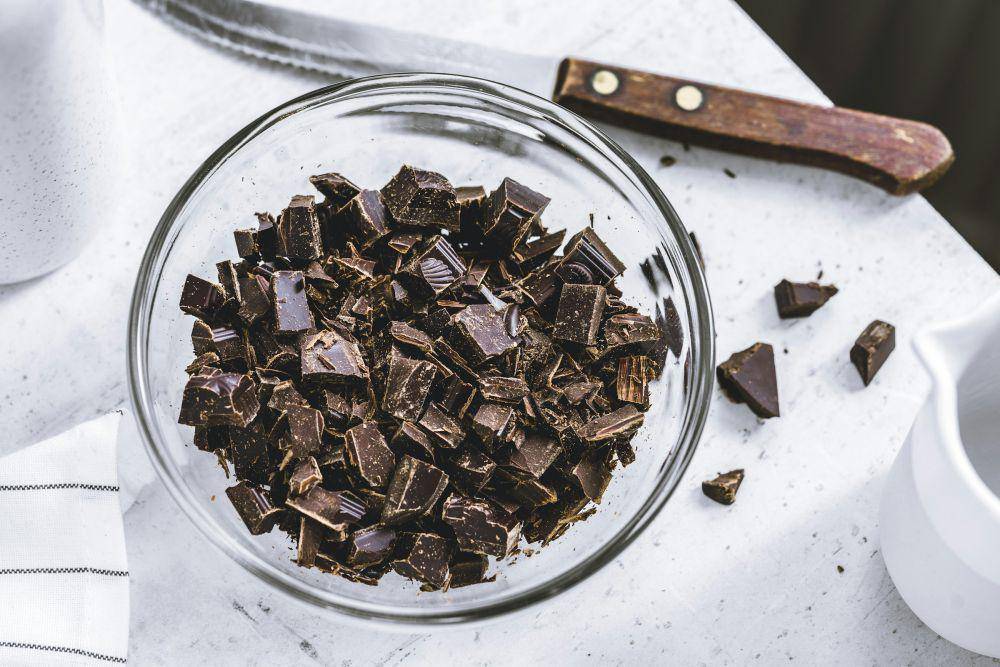 Chopped dark chocolate (unsplash.com/Dovile Ramoskaite)