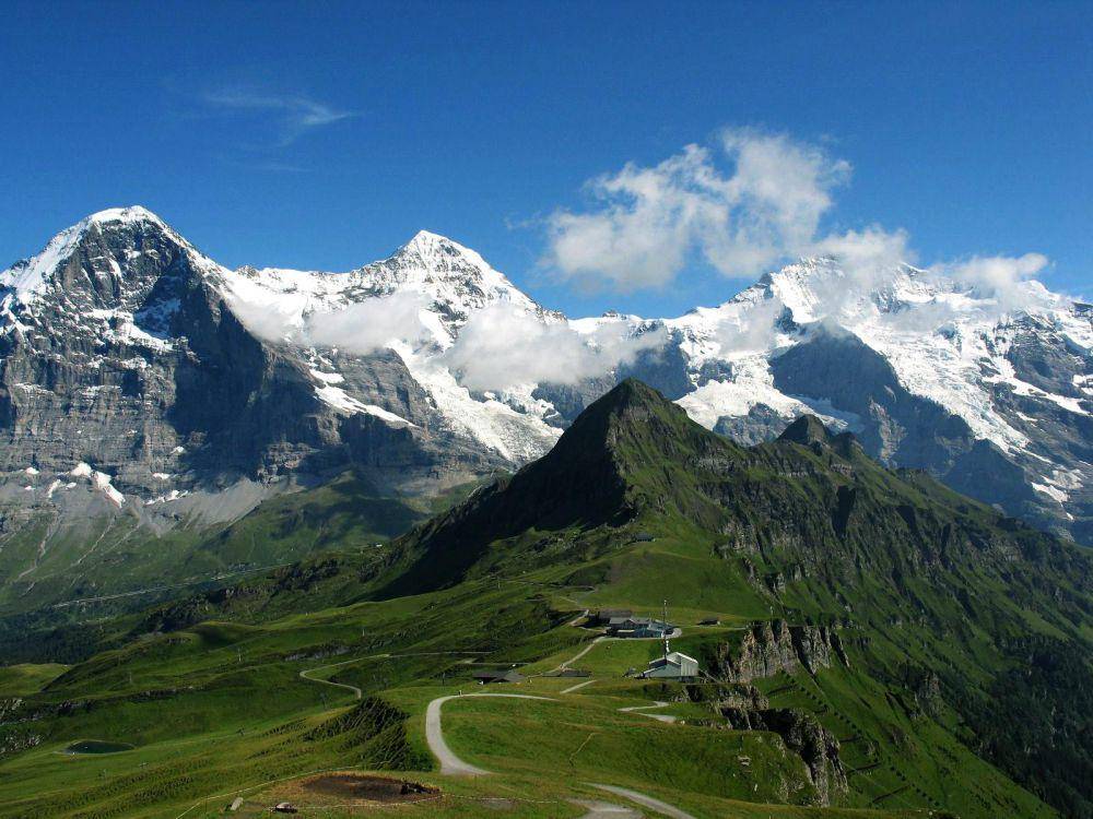panorama indah 3 gunung, dari kiri ke kanan: Gunung Eiger (3.967 mdpl), Gunung Monch (4.107 mdpl) dan Gunung Jungfrau (4.158 mdpl) (commons.wikimedia.org/Steinmann)