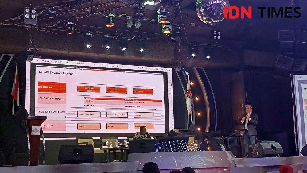 Sekretaris Jenderal KIPP, Kaka Suminta, memberikan pandangannya dalam FGD Evaluasi Pemilu 2024 di Hotel Claro, Makassar, Sabtu (22/2/2025). (IDN Times/Asrhawi Muin)