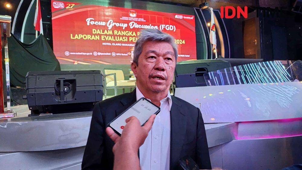 Sekretaris Jenderal KIPP, Kaka Suminta, memberikan pandangannya dalam FGD Evaluasi Pemilu 2024 di Hotel Claro, Makassar, Sabtu (22/2/2025). (IDN Times/Asrhawi Muin)