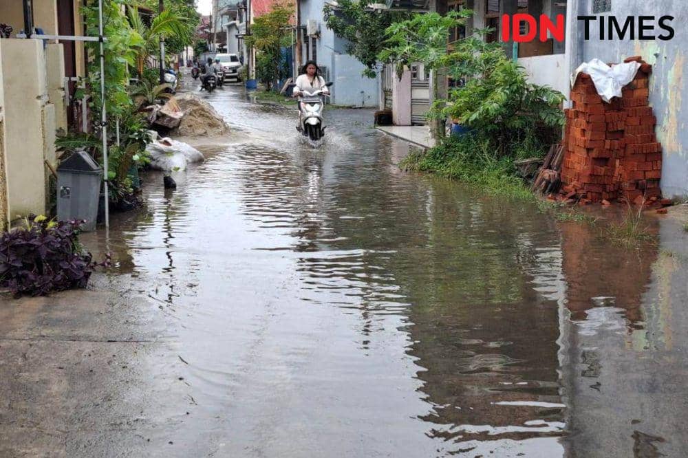 Penampakan banjir di Bandar Lampung, Sabtu (22/2/2025). (IDN Times/Tama Yudha Wiguna).