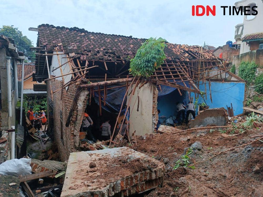 Penampakan lokasi kejadian tanah longsor tewas pasutri di Gang Kelinci, Kelurahan Gedong Air, Kecamatan Tanjungkarang Barat, Kota Bandar Lampung. (IDN Times/Tama Yudha Wiguna) .
