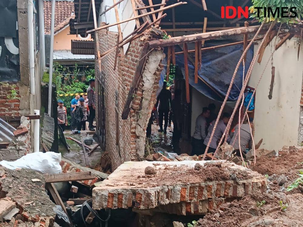 Penampakan lokasi kejadian tanah longsor tewas pasutri di Gang Kelinci, Kelurahan Gedong Air, Kecamatan Tanjungkarang Barat, Kota Bandar Lampung. (IDN Times/Tama Yudha Wiguna) .