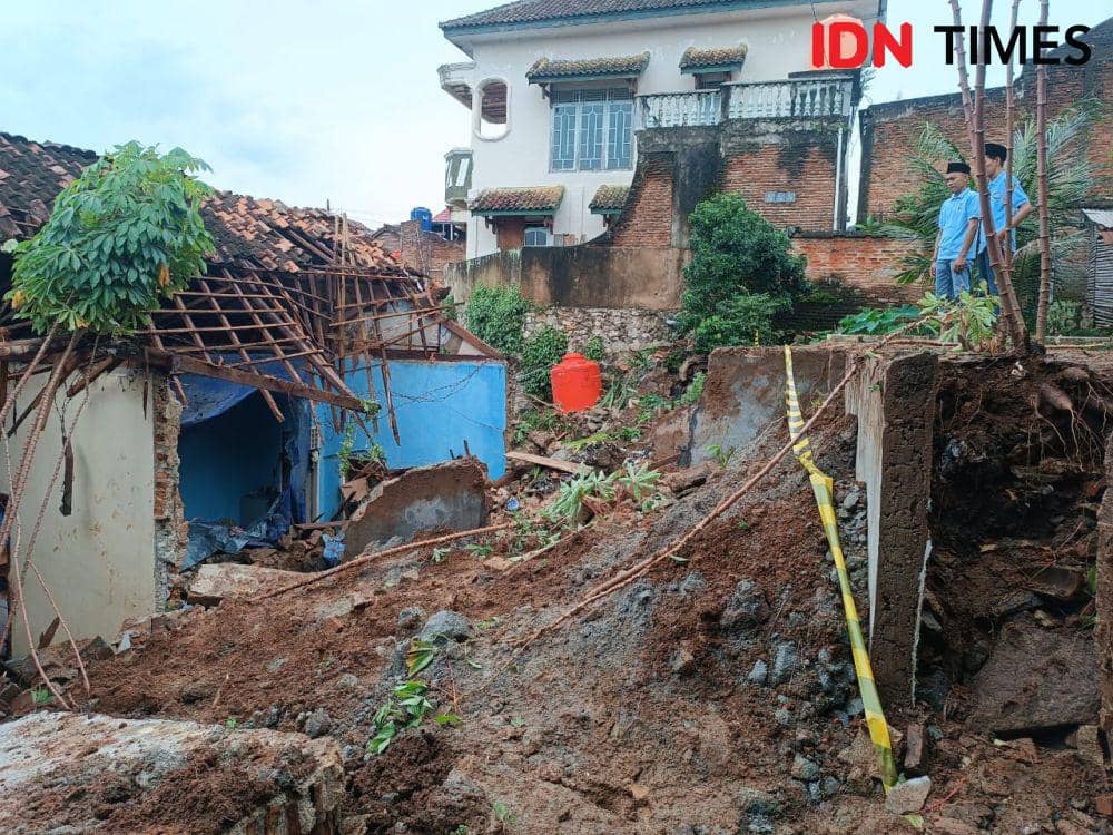Penampakan lokasi kejadian tanah longsor tewas pasutri di Gang Kelinci, Kelurahan Gedong Air, Kecamatan Tanjungkarang Barat, Kota Bandar Lampung. (IDN Times/Tama Yudha Wiguna) .