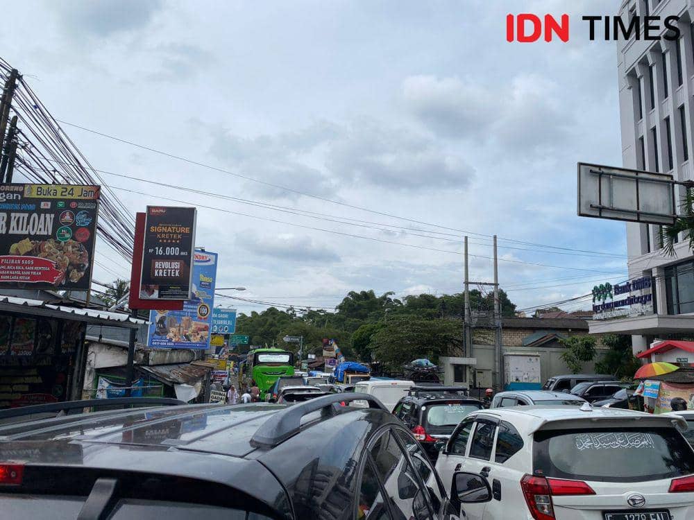 Jalur Puncak menuju simpang Gadog Puncak Bogor padat Sabtu (22/2/2025). (Linna Susanti/IDN Times).