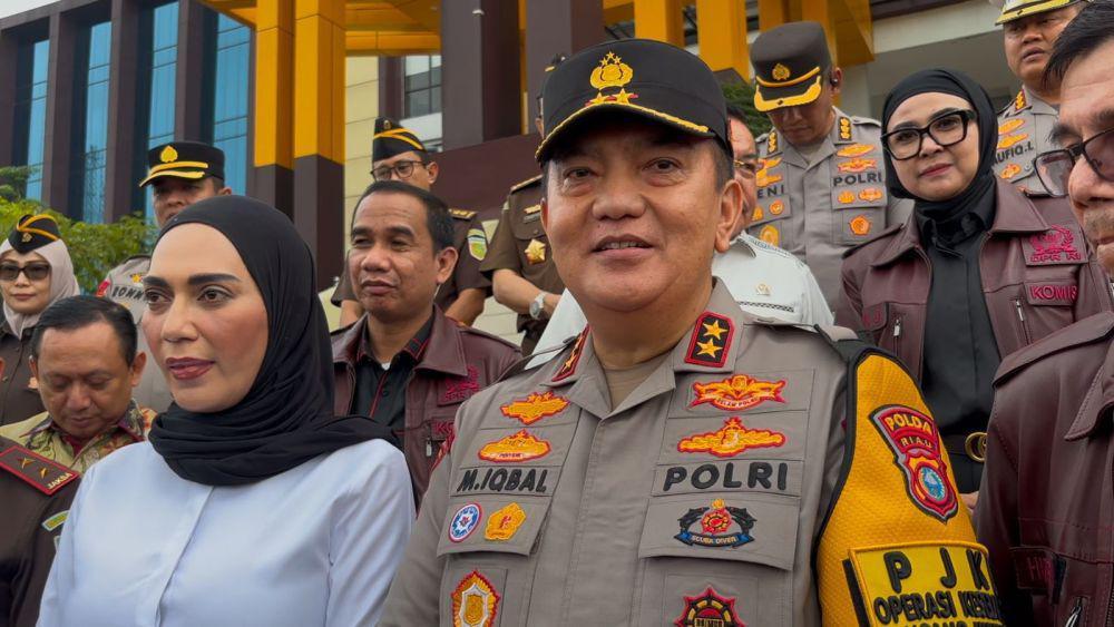 Kapolda Riau Irjen Pol Mohammad Iqbal bersama Ketua Tim Komisi III DPR RI Sari Yuliati (IDN Times/ Fanny Rizano)
