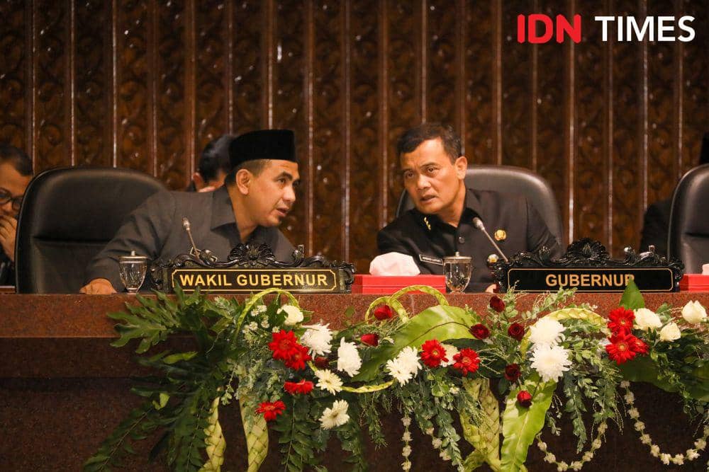 Penampilan Gubernur Jateng Ahmad Luthfi dan Wagub Gus Yasin saat paripurna DPRD Jateng. (IDN Times/Fariz Fardianto)