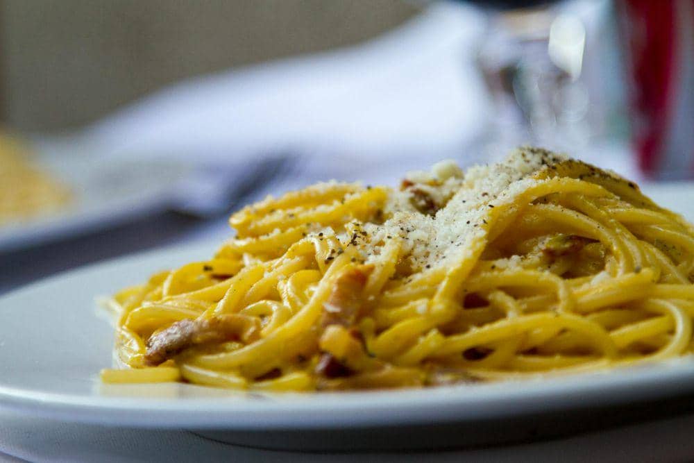 ilustrasi pasta carbonara with lada hitam (pexels.com/Maurijn Pach)