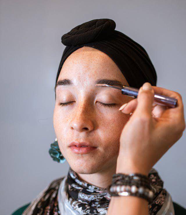 ilustrasi seorang wanita sedang make up (Pexels.com/RDNE Stock project)