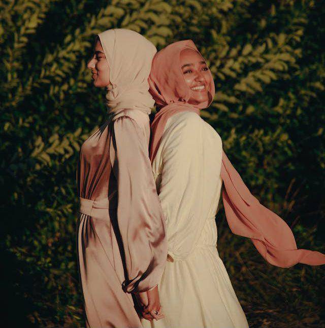 ilustrasi dua orang wanita muslim (Pexels.com/PNW Production)