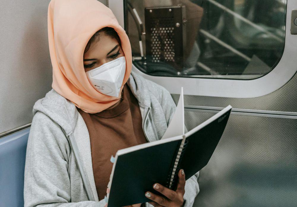 5 Tips Membaca Buku Sambil Traveling agar Perjalanan Kamu Makin Seru