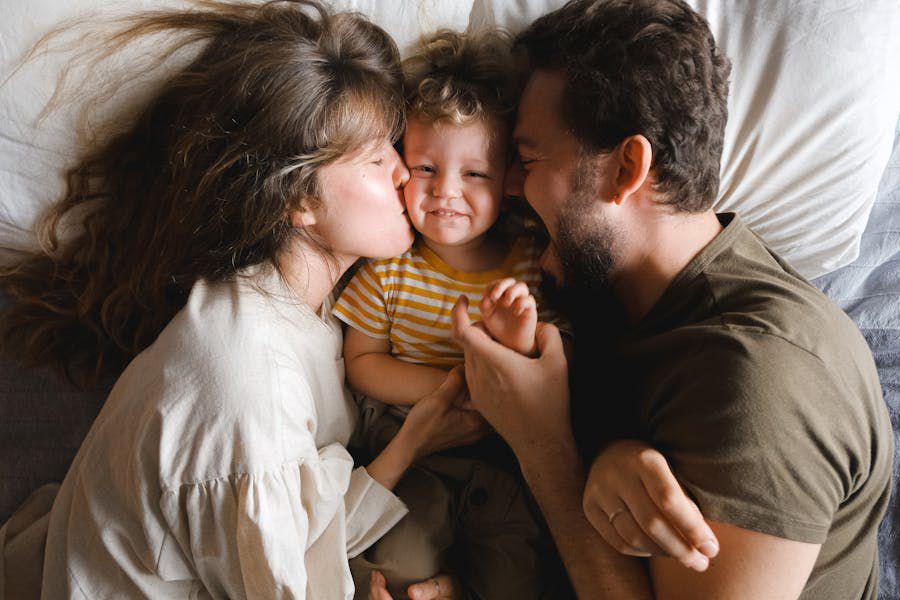5 Tips Mendidik Anak Soft Spoken sejak Balita, Beri Teladan