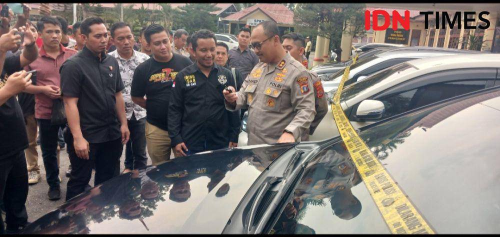 AKBP David didampingi Kasat Reskrim saat bebincang dengan salah satu pemilik rental didepan mobil yang sempat dilang dan digelapkan (IDN Times/ Bambang Suhandoko)