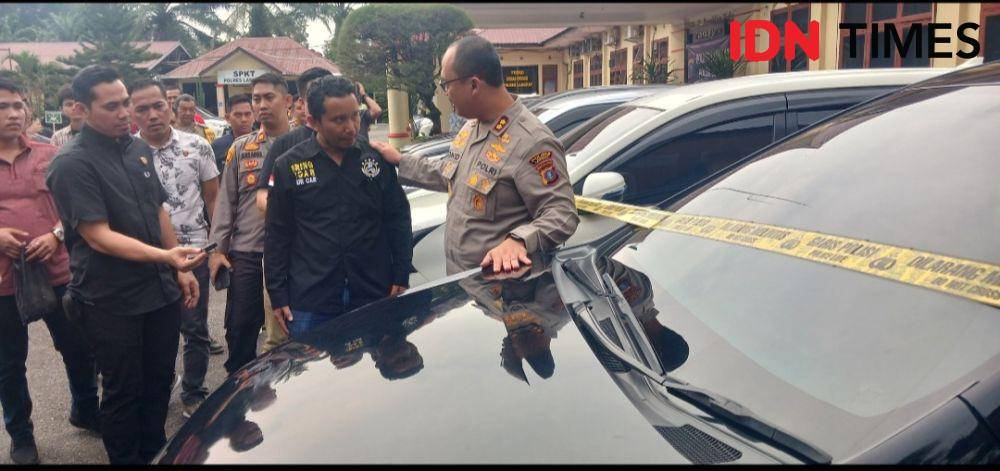 AKBP David didampingi Kasat Reskrim saat bebincang dengan salah satu pemilik rental didepan mobil yang sempat dilang dan digelapkan (IDN Times/ Bambang Suhandoko)